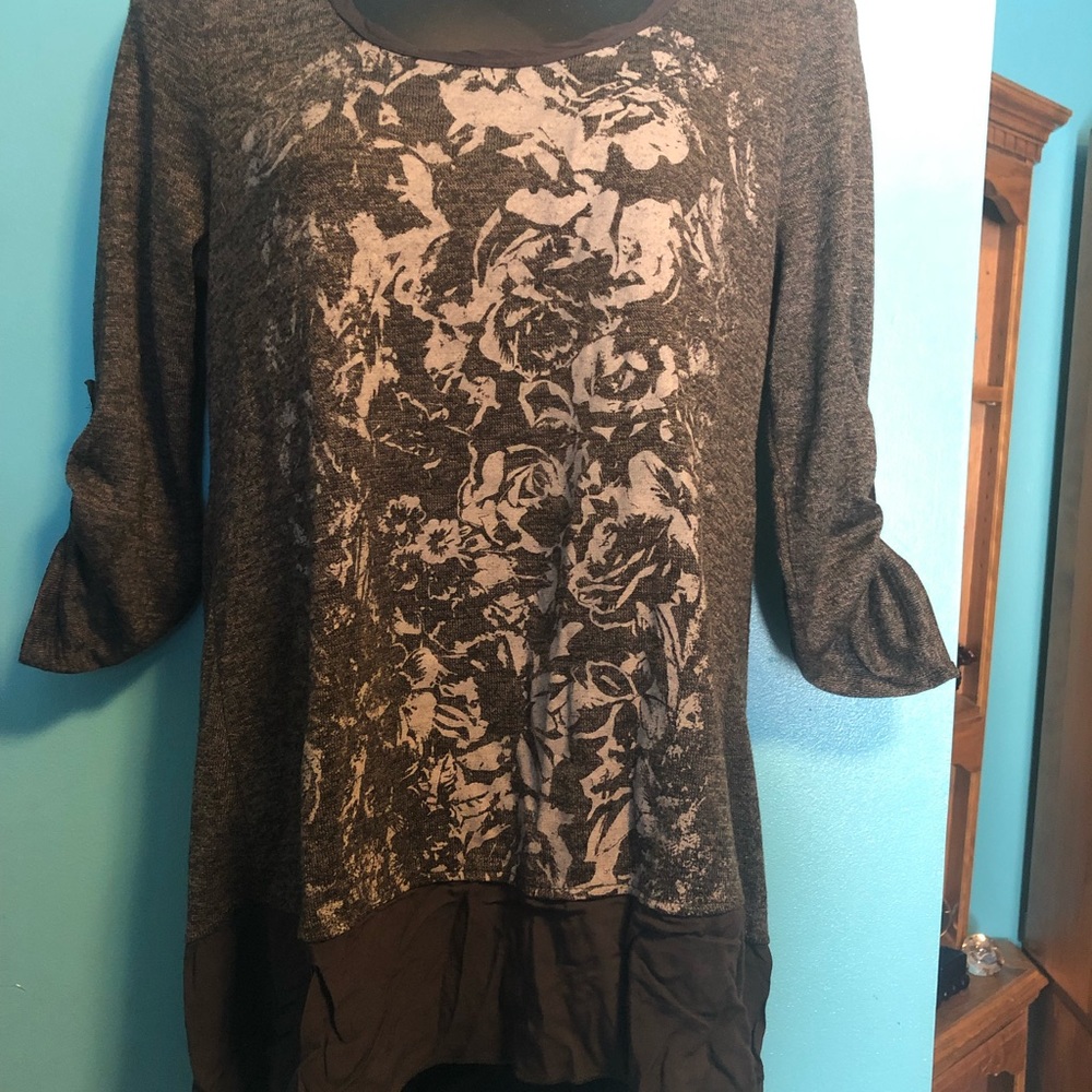 🥳Ladies Medium? (No tag but fits daughter who is medium)shirt